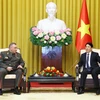 El presidente vietnamita, Luong Cuong (derecha), conversa con el ministro de Defensa de Belarús, Khrenin Viktor Gennadievich (Foto: VNA)