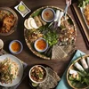 越南美食节开幕当晚，众多食客前来品尝菜肴和欣赏厨师烹饪技艺。图自越通社