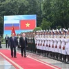 资料图：越南国家主席苏林与俄罗斯总统普京共同检阅仪仗队。图自越通社