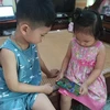 大多数越南儿童从小就可以接触互联网和数字设备。图自越通社