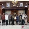 Le ministre indonésien de coordination des Affaires politiques, juridiques et de sécurité Hadi Tjahjanto (au centre) reçoit une délégation du Conseil de presse dans son bureau à Jakarta le 7 mai. (Photo : antaranews.com)