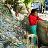 Les travailleurs d'une installation de récupération de matériaux aux Philippines trient les déchets plastiques et les séparent pour un recyclage approprié (Source : Shutterstock)