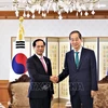 Le Premier ministre de la République de Corée Han Duck-soo (droite) et le ministre vietnamien des Affaires étrangères Bui Thanh Son. Photo : VNA