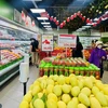 Les clients font leurs achats au supermarché LOTTE Mart. Photo : VNA