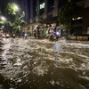 De fortes pluies prolongées provoquent des inondations dans la rue Tong Dan, dans l'arrondissement de Hoan Kiem à Hanoï. (Photo : VNA)