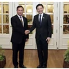 Le Premier ministre singapourien Lawrence Wong (à droite) salue le Premier ministre cambodgien Hun Manet le 18 juin. (Photo : ministère des Communications et de l'Information de Singapour)