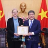 L'ambassadrice de Suède au Vietnam reçoit un insigne pour sa contribution à l'enseignement de la théorie politique. Photo : VNA
