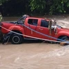 La camionnette a traversé la route inondée et s'est retrouvée dans un ruisseau gonflé au bord de la route. (Photo : Cebudailynews)