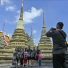 Les touristes prennent des photos au temple Wat Pho à Bangkok. (Photo : AFP/VNA)