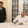 Le président cubain Miguel Díaz-Canel Bermúdez rend hommage au secrétaire général du Parti Nguyen Phu Trong à La Havane. Photo : VNA