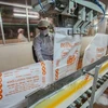Une ligne de conditionnement de produits à base de sucre raffiné (RE) dans l'usine de KCP Vietnam Industries Limited, une société à capitaux indiens, dans les districts de Son Hoa et Dong Xuan de la province de Phu Yen. (Photo : VNA)