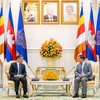 Le Premier ministre cambodgien Hun Manet (à droite) reçoit le président du Parquet populaire suprême du Laos, Xaysana Khotphouthone (Photo : VNA)