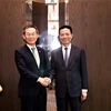 Le ministre de l'Information et des Communications Nguyen Manh Hung (droite) et e ministre des Sciences et des Informations et Communications Lee Jong-ho. Photo : VNA