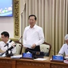 Phan Van Mai (debout), président du Comité populaire de la ville. (Photo : VNA)
