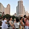 Des touristes font du tourisme sur la rivière Chao Praya à Bangkok, en Thaïlande. (Photo : AFP/VNA)