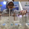 Un technicien fait la démonstration d'une installation miniature de gaz médicaux lors du Festival national des infrastructures de qualité 2024 à Jakarta, le 12 août 2024. (Photo : en.antaranews.com)