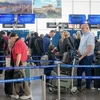 Des touristes internationaux à l'aéroport international de Noi Bai à Hanoi (Photo : VNA)