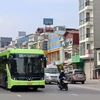 Hanoï déploye davantage de lignes de bus électriques pour réduire les émissions de gaz à effet de serre dans l'environnement. Photo . VNA