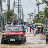 Des habitants évacuent les zones inondées par le typhon Yagi dans la province de Rizal, aux Philippines, le 2 septembre 2024. (Photo : Xinhua/VNA)