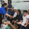 Des jeunes bénévoles aident les habitants du quartier de Yen Phu, à Hanoi, à se rendre dans un endroit plus sûr. (Photo : VNA)