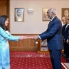 L'ambassadrice du Vietnam au Sri Lanka, Trinh Thi Tam, présente ses lettres de créance au président des Maldives, Mohamed Muizzu. Photo : VNA