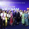 Le président To Lam avec les dirigeants de l'Agence vietnamienne d'Information et les auteurs primés lors de la cérémonie de remise du 18e Prix national de la presse (21 juin 2024). Photo : VNA