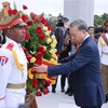 Le dirigeant vietnamien To Lam dépose une gerbe de fleurs devant le monument du héros national cubain. Photo : VNA