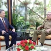 Le secrétaire général du Comité central du Parti communiste du Vietnam et président de l'État, To Lam, (gauche) et le leader de la révolution cubaine, le général Raul Castro Ruz, Photo : VNA