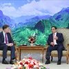 Le Premier ministre Pham Minh Chinh (droite) et Nick Clegg, président des affaires mondiales de Meta. Photo : VNA