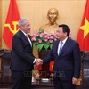 Le membre du Bureau politique et président de l'Académie nationale des sciences politiques Ho Chi Minh Nguyen Xuan Thang (droite) et l'ambassadeur de Biélorussie au Vietnam, Uladzimir Baravikou. Photo : VNA