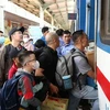 Les travailleurs en difficulté dans la province méridionale de Dong Nai reçoivent des billets de train gratuits pour rentrer chez eux pour le Têt en 2024. (Photo : VNA)