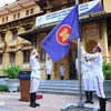 Lors d'une cérémonie de hissage du drapeau de l'ASEAN. Photo : VNA