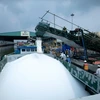 Des ouvriers de l'usine d'engrais PetroVietnam CaMau chargent de l'urée sur un bateau pour l'exportation. (Photo : pvcfc.com.vn)