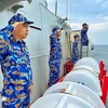 Les officiers du navire 264 de la marine populaire vietnamienne effectuent des procédures de salutation en mer avec d'autres à bord des navires de guerre des pays de l'ASEAN. Photo : VNA