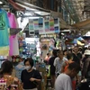 Des clients se promènent sur le marché de Sampheng à Bangkok, en Thaïlande, pendant la saison des pluies. (Photo : bangkokpost.com)