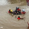 Des sauveteurs évacuent les habitants des zones inondées par le typhon Trami dans la province de Camarines Sur, aux Philippines. (Photo : Xinhua/VNA)