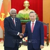 Le secrétaire général du Parti communiste du Vietnam (PCV) Tô Lâm (droite) et le président de l'Assemblée nationale du Pouvoir populaire de Cuba, Esteban Lazo Hernandez. Photo : VNA