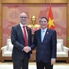 Le vice-président de l'Assemblée nationale Nguyen Duc Hai (droite) et l'ambassadeur du Canada au Vietnam Perry Shawn Steil. Phto : VNA