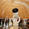 Des visiteurs observent le ciel à l'observatoire astronomique de Hanoi. (Photo : VNA)