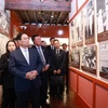 Le Premier ministre Pham Minh Chinh et son entourage ont offert des fleurs en hommage au président Ho Chi Minh sur un site commémoratif dédié au défunt dirigeant vietnamien dans la ville de Kunming. Photo : VNA: