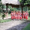 Le costume typique de la femme Pà Then comprend un turban, un haut, une ceinture, une jupe et un cache seins. Photo : VNA