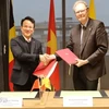 Trần Quốc Phương, vice-ministre vietnamien du Plan et de l’Investissement et Christian Carette, Inspecteur général de Wallonie-Bruxelles International (WBI). Photo . VNA