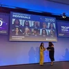 Le Dr Nguyen Thuy Ba Linh (robe longue jaune) de l'University College London (UCL) devient la première scientifique vietnamienne à remporter le prix TechWomen 100 du Royaume-Uni. (Photo : VNA)