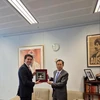 Ministro adjunto de Asuntos Exteriores del país oceánico, Tim Watts, y el embajador vietnamita en Australia, Pham Hung Tam. (Fuente: VNA)