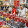 Consumidores en el supermercado BigC en Hanoi (Fuente:VNA) 