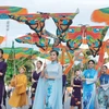 顺化国际艺术文化节：“文化色彩”狂欢节大游行吸引游客的关注