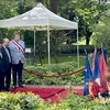 越南外交部部长裴青山前往蒙特勒伊市蒙特勒公园，向胡伯伯塑像献花。图自越通社