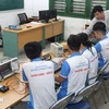 岘港大学电气与电子工程系学生半导体电路设计练习时间。图自越通社