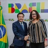 越南驻巴西大使裴文毅和巴西科技创新部部长、巴西共产党主席卢西亚娜·桑托斯。图自越通社
