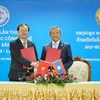 越南科学与技术部部长黄成达和老挝技术与通信部部长波万坎·冯达拉。图自越通社
